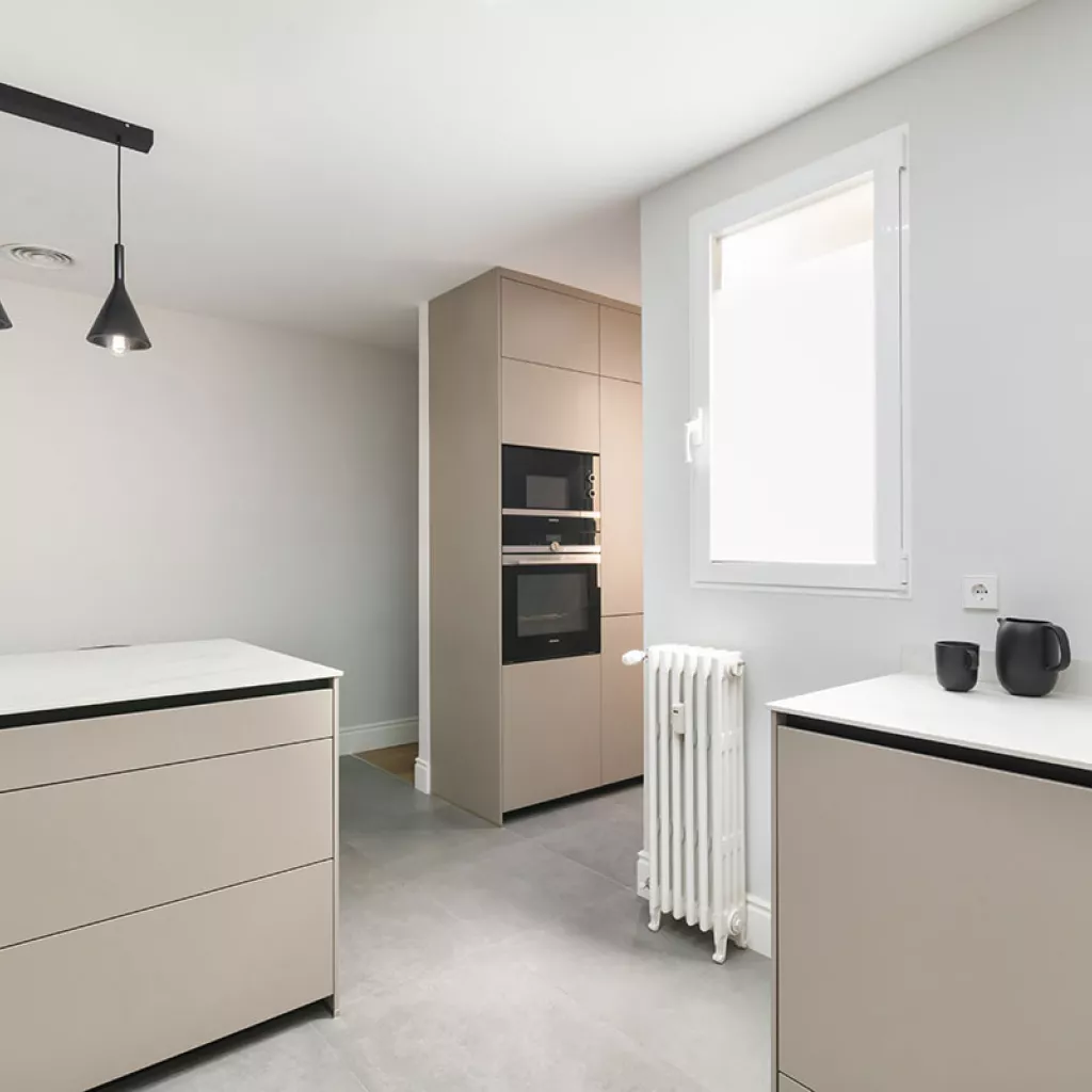 Cocina con península color Gris Bruma