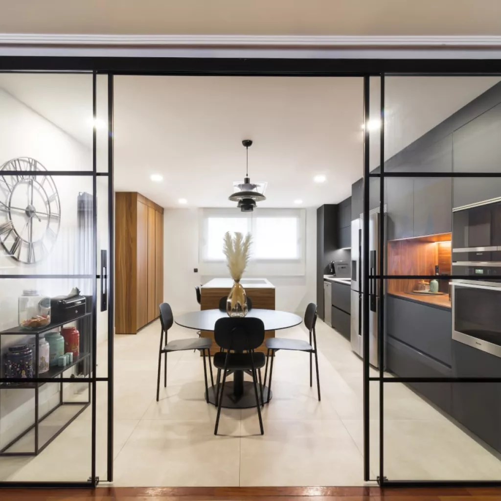 Acceso cocina puertas cristal