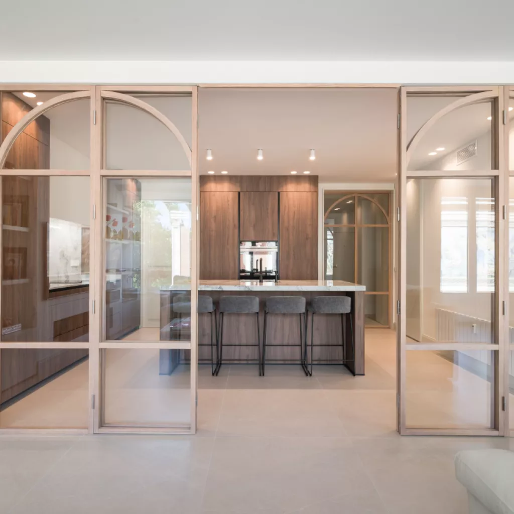 Cerramiento en cristal y nogal