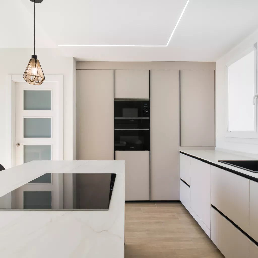 Cocina abierta con isla en Madrid