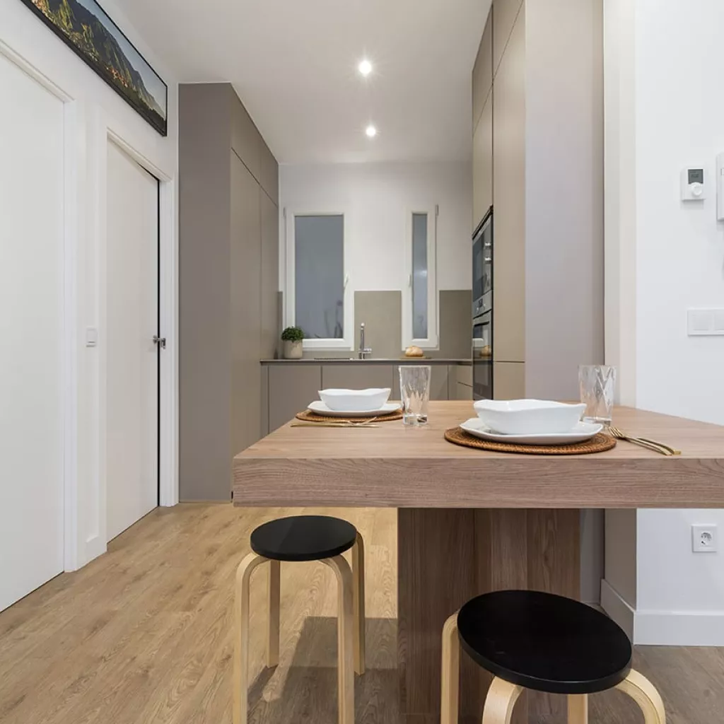 Cocina abierta en color gris arena