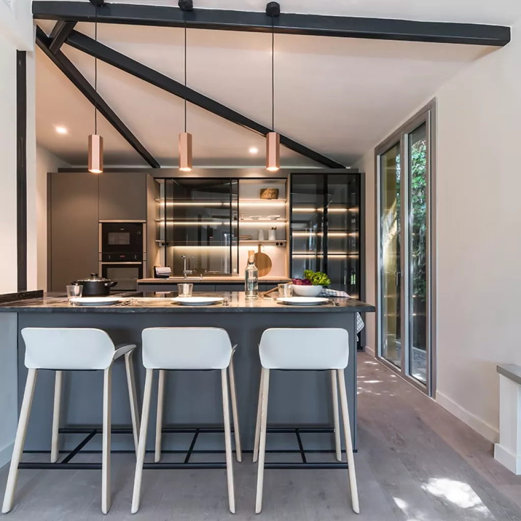 Cocina Santos Gris Visón, con taburetes Andreu World