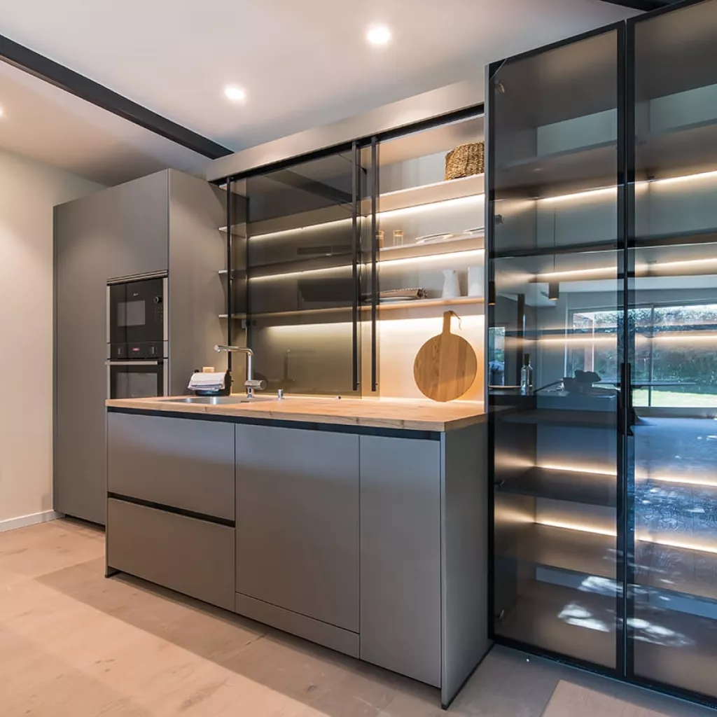Cocina Santos Gris Visón Abierta al salón - vitrinas alum noir