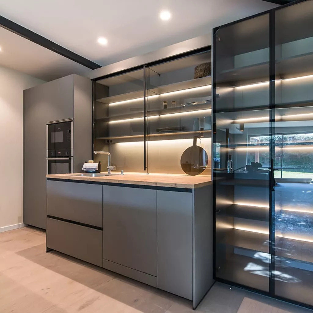 Cocina Santos Gris Visón Abierta al salón - vitrinas alum noir