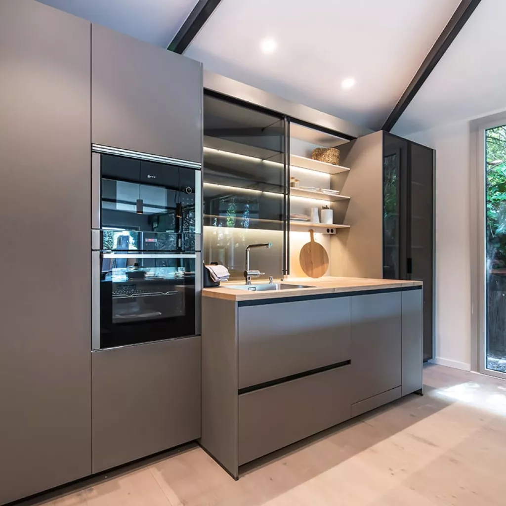 Cocina Santos Gris Visón Abierta al salón - vitrinas alum noir