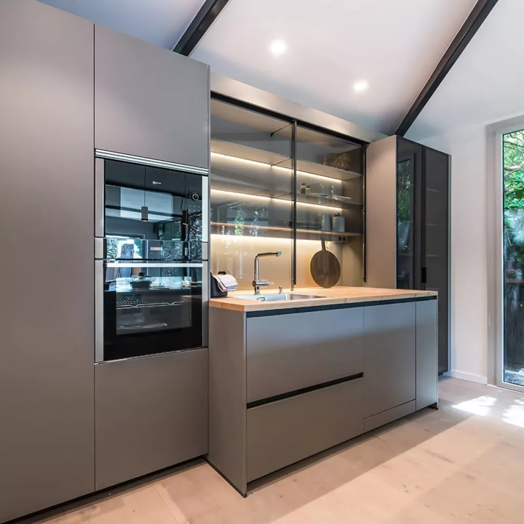 Cocina Santos Gris Visón Abierta al salón - vitrinas alum noir