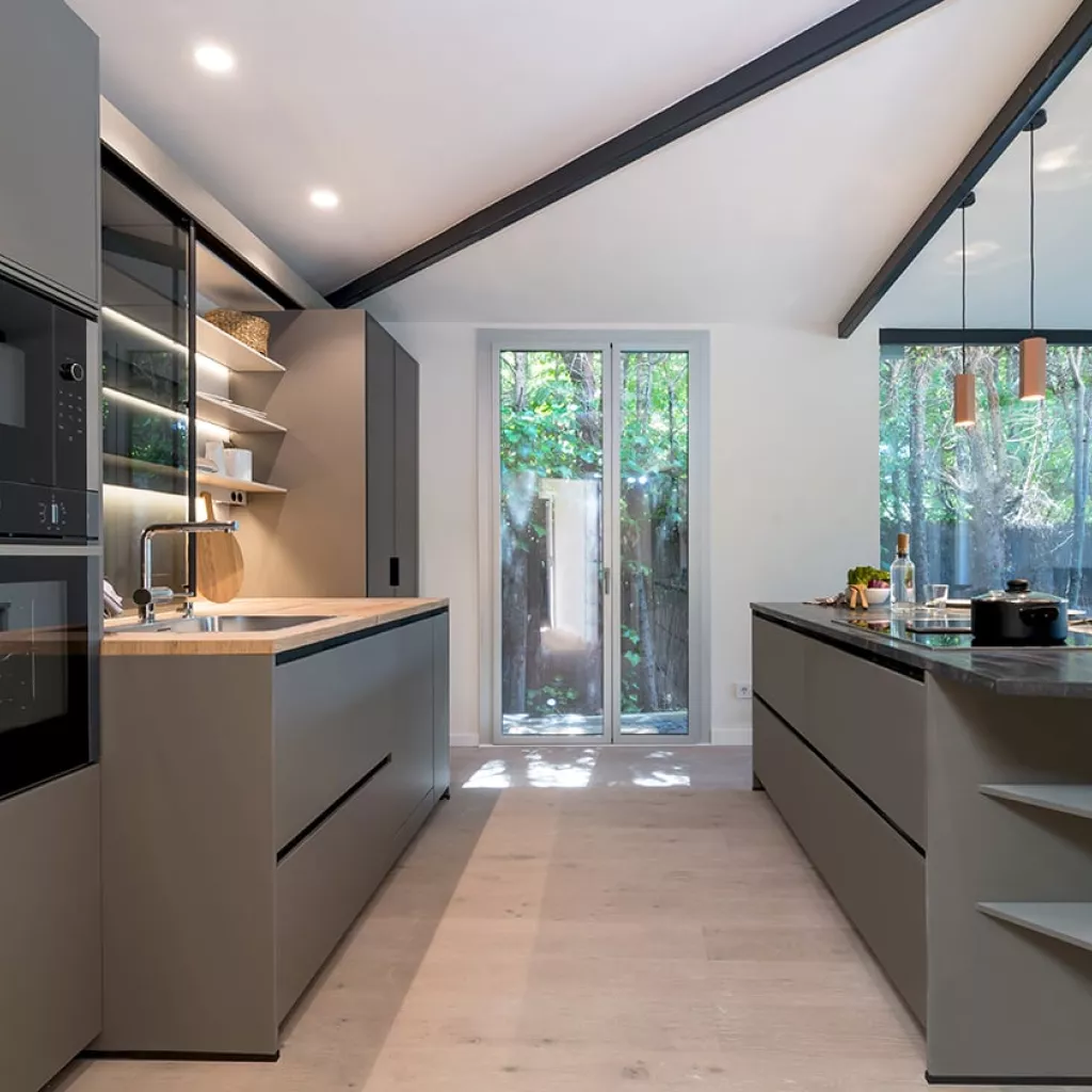 Cocina Santos Gris Visón Abierta al salón  con Península