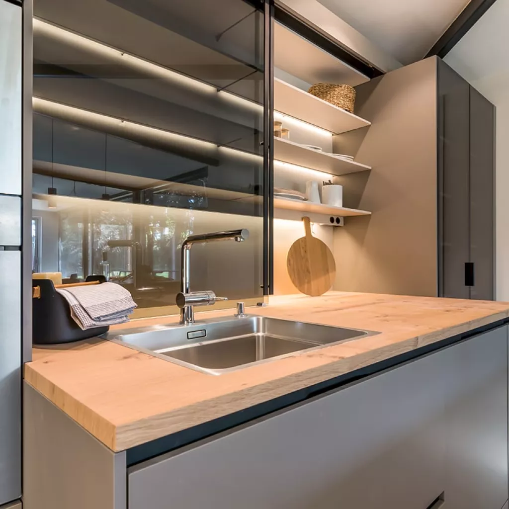 Cocina Santos Gris Visón Abierta al salón  con Península