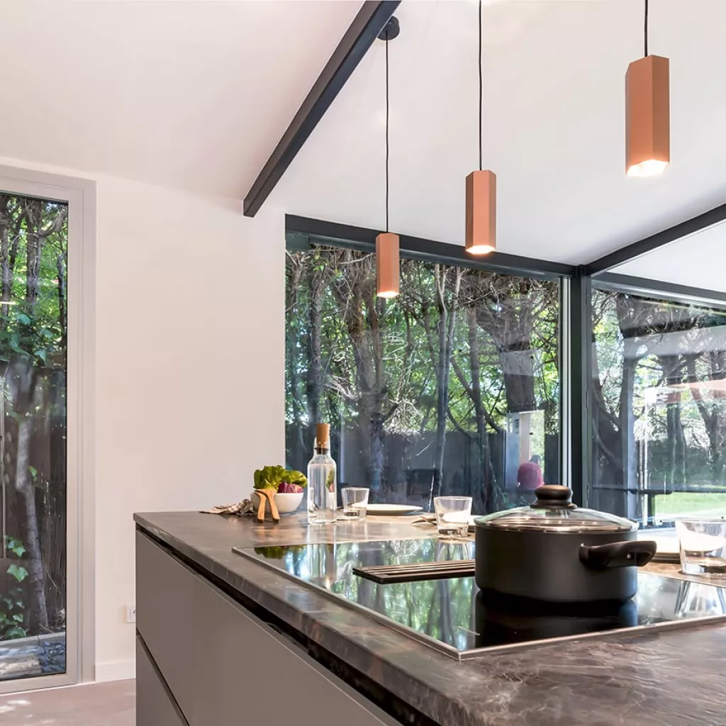 Cocina Santos Gris Visón Abierta al salón  con Península