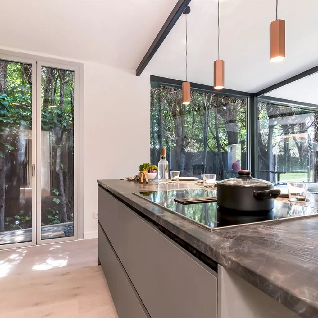 Cocina Santos Gris Visón Abierta al salón  con Península - electrodomésticos Neff