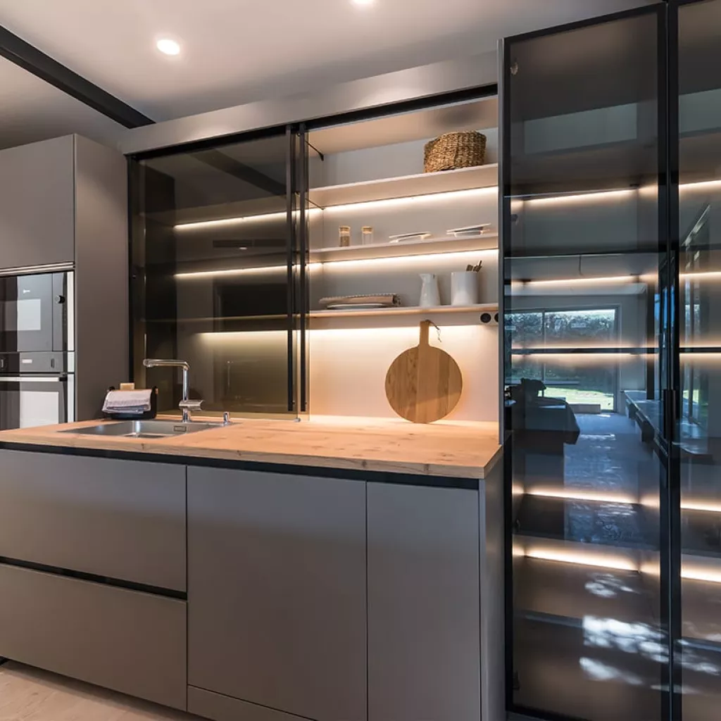 Cocina Santos Gris Visón Abierta al salón - vitrinas alum noir
