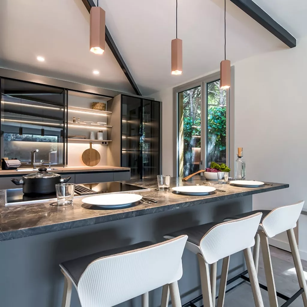 Cocina Santos Gris Visón Abierta al salón - vitrinas alum noir