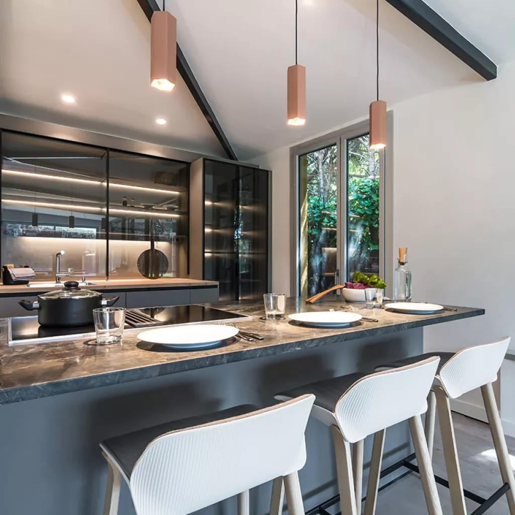 Cocina Santos Gris Visón Abierta al salón  con Península - electrodomésticos Neff