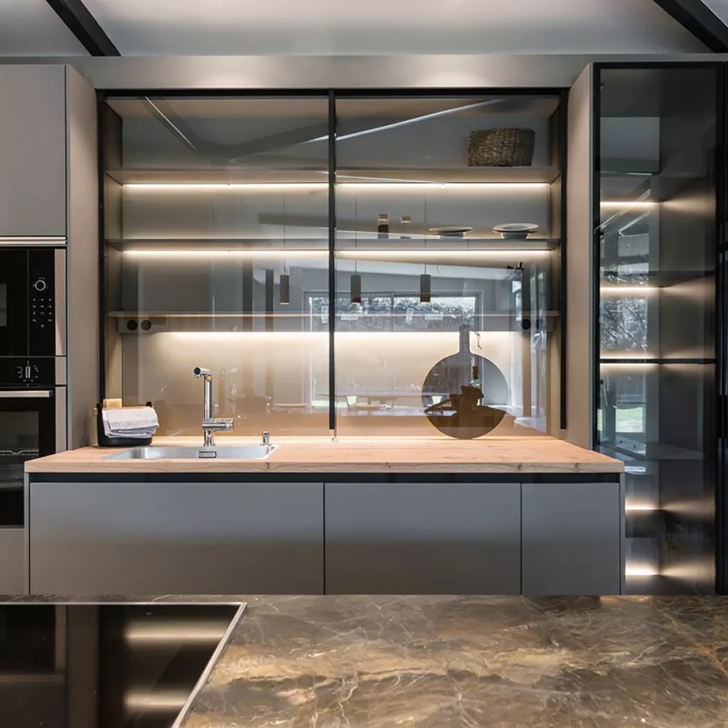 Cocina Santos Gris Visón Abierta al salón - vitrinas alum noir