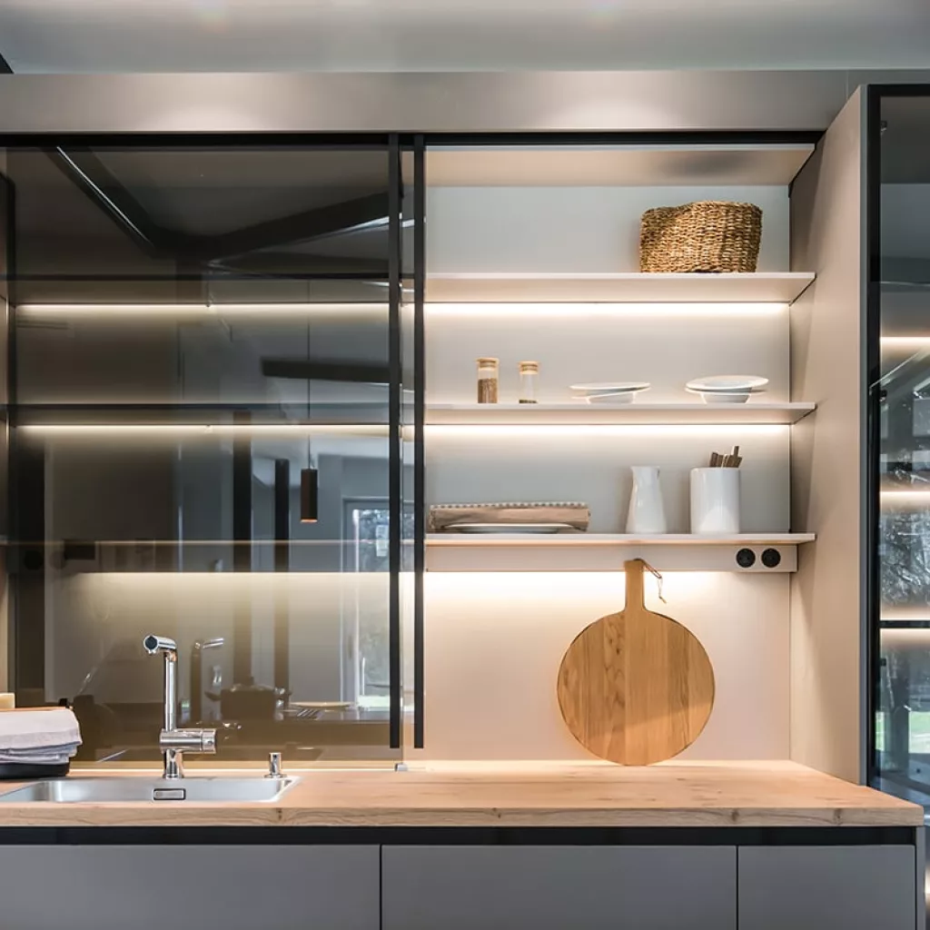 Cocina Santos Gris Visón Abierta al salón - vitrinas alum noir