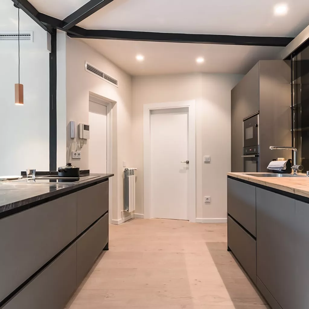 Cocina Santos Gris Visón Abierta al salón - encimeras de tablero marino roble y encimera Granith en la isla