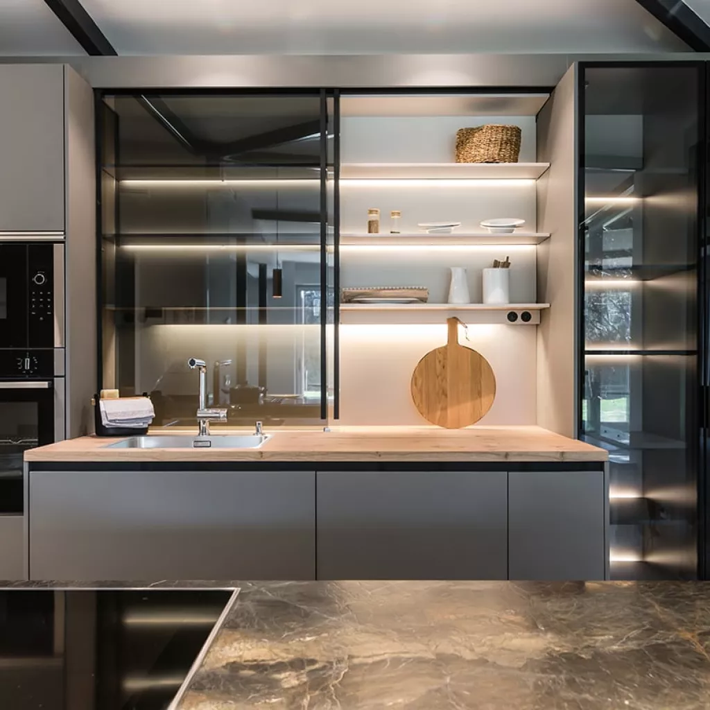 Cocina Santos Gris Visón Abierta al salón - vitrinas alum noir