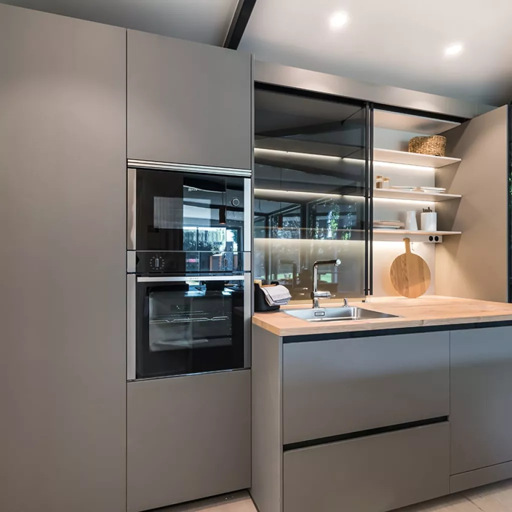 Cocina Santos Gris Visón Abierta al salón - vitrinas alum noir