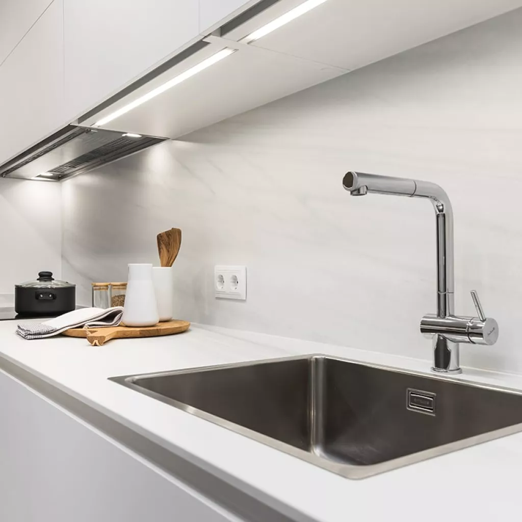 Cocina Blanca con encimera Sapienstone Blanco Lasa