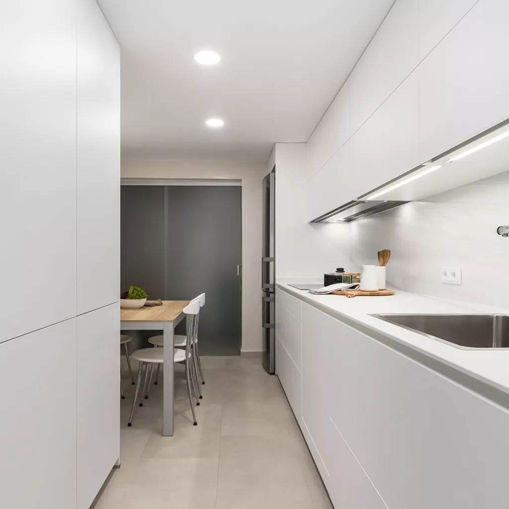 Cocina Moderna en Paralelo, Color Blanca de Santos