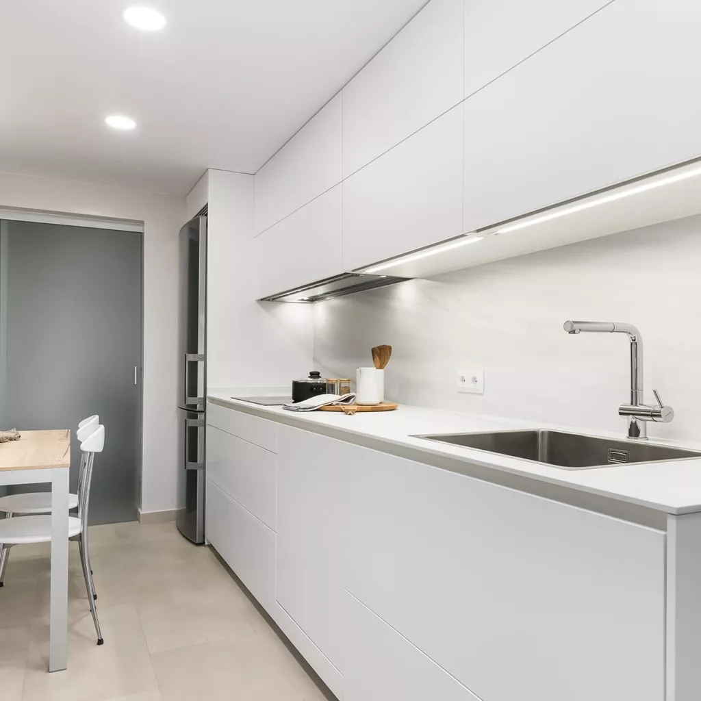 Cocina Moderna en Paralelo, Color Blanca de Santos