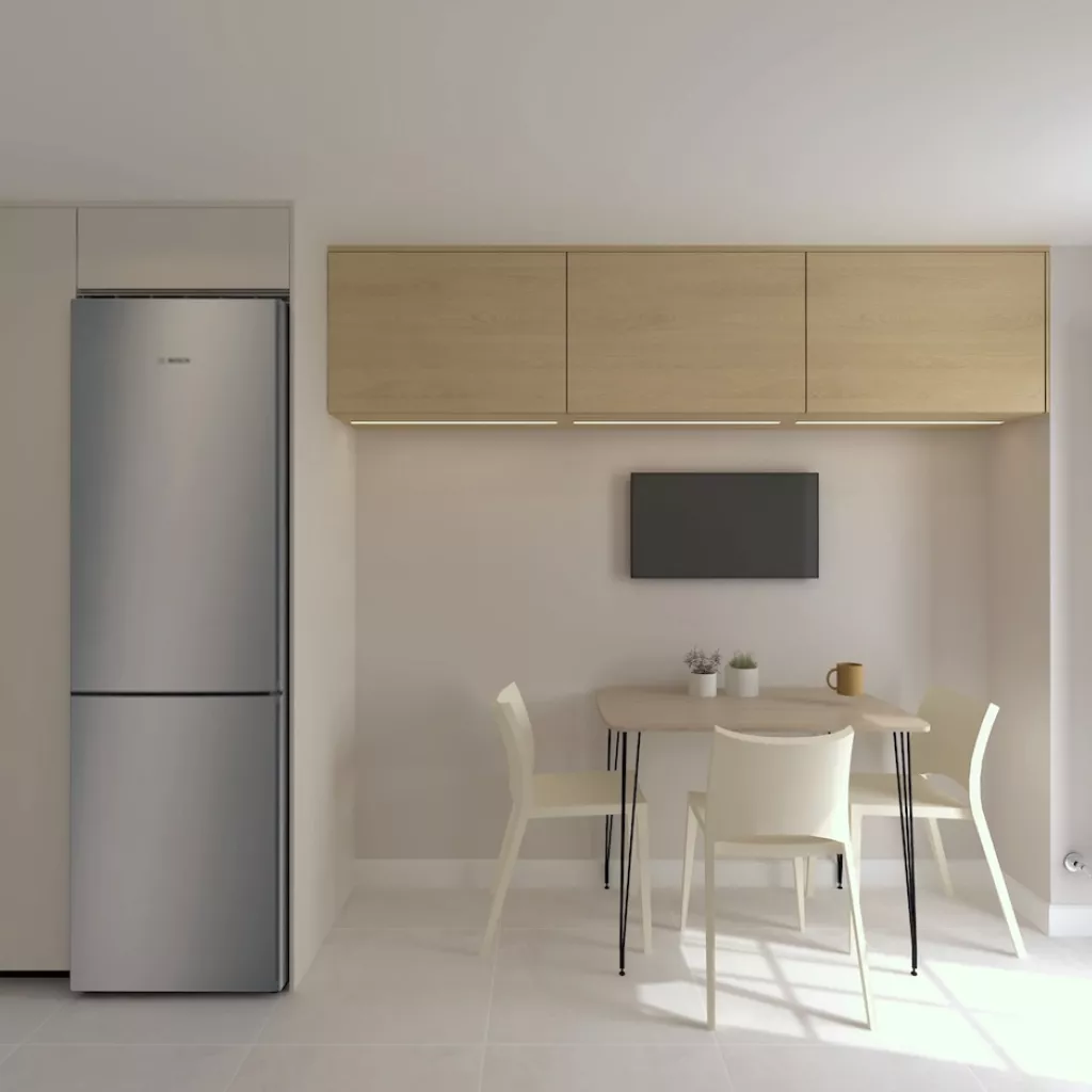 Zona comedor en cocina blanca con altos en madera