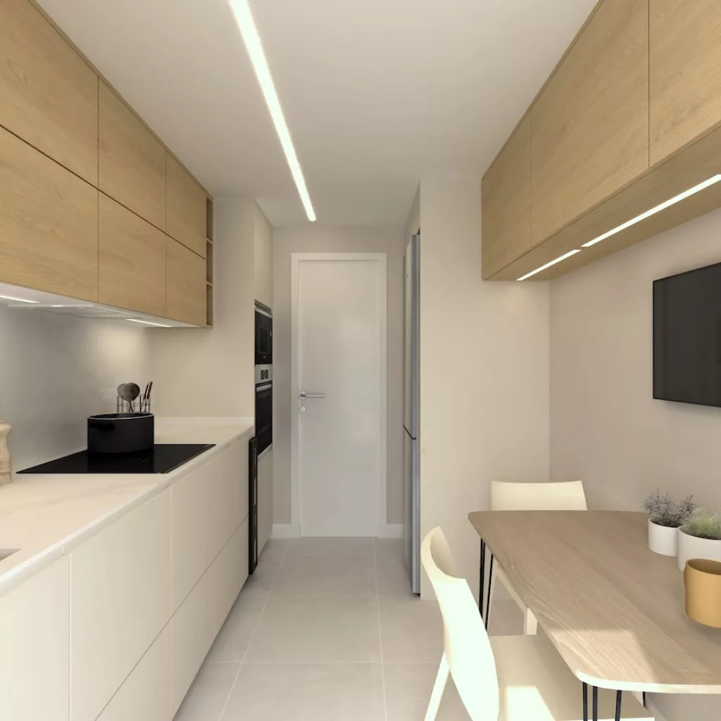 Cocina en paralelo blanca con altos en madera