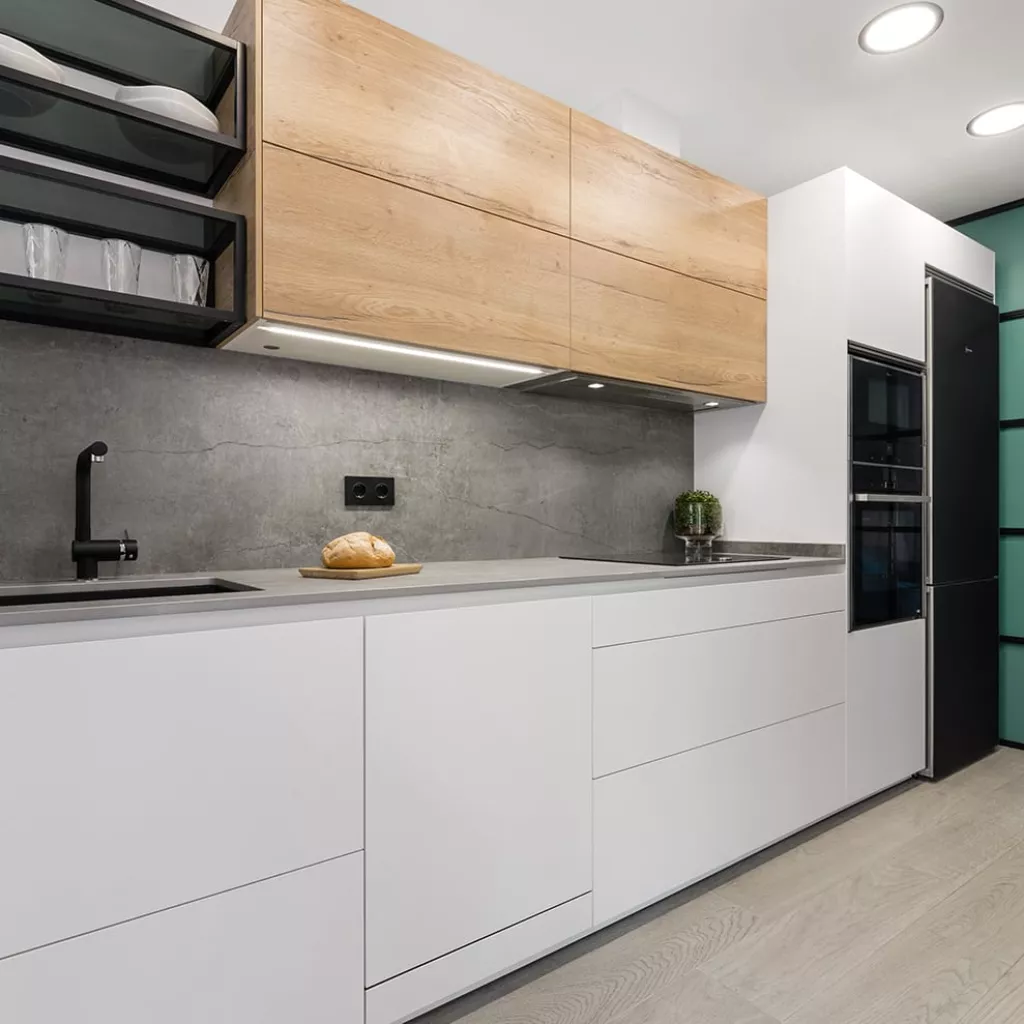 Cocina con muebles bajos color blanco innsbruck