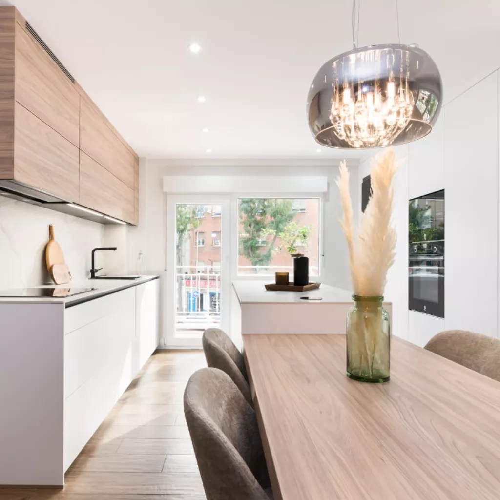 Cocina blanca y olmo con isla