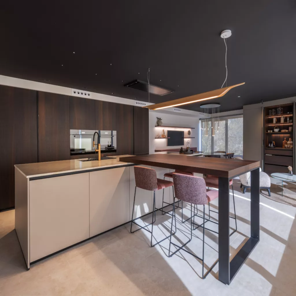 Cocina con isla y zona de descanso