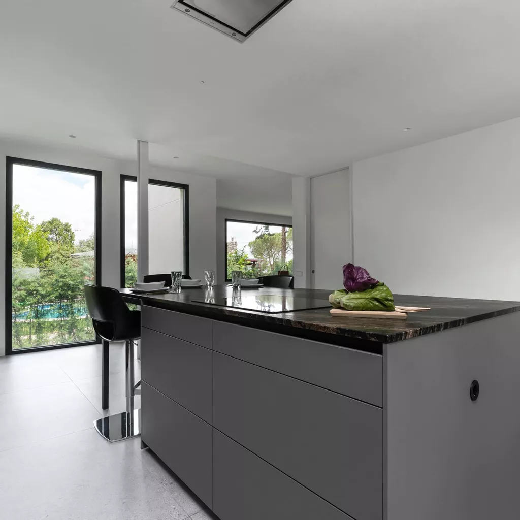 Cocina Santos Plataforma A y E en Gris Visón Seda y Nogal Tierra con isla central