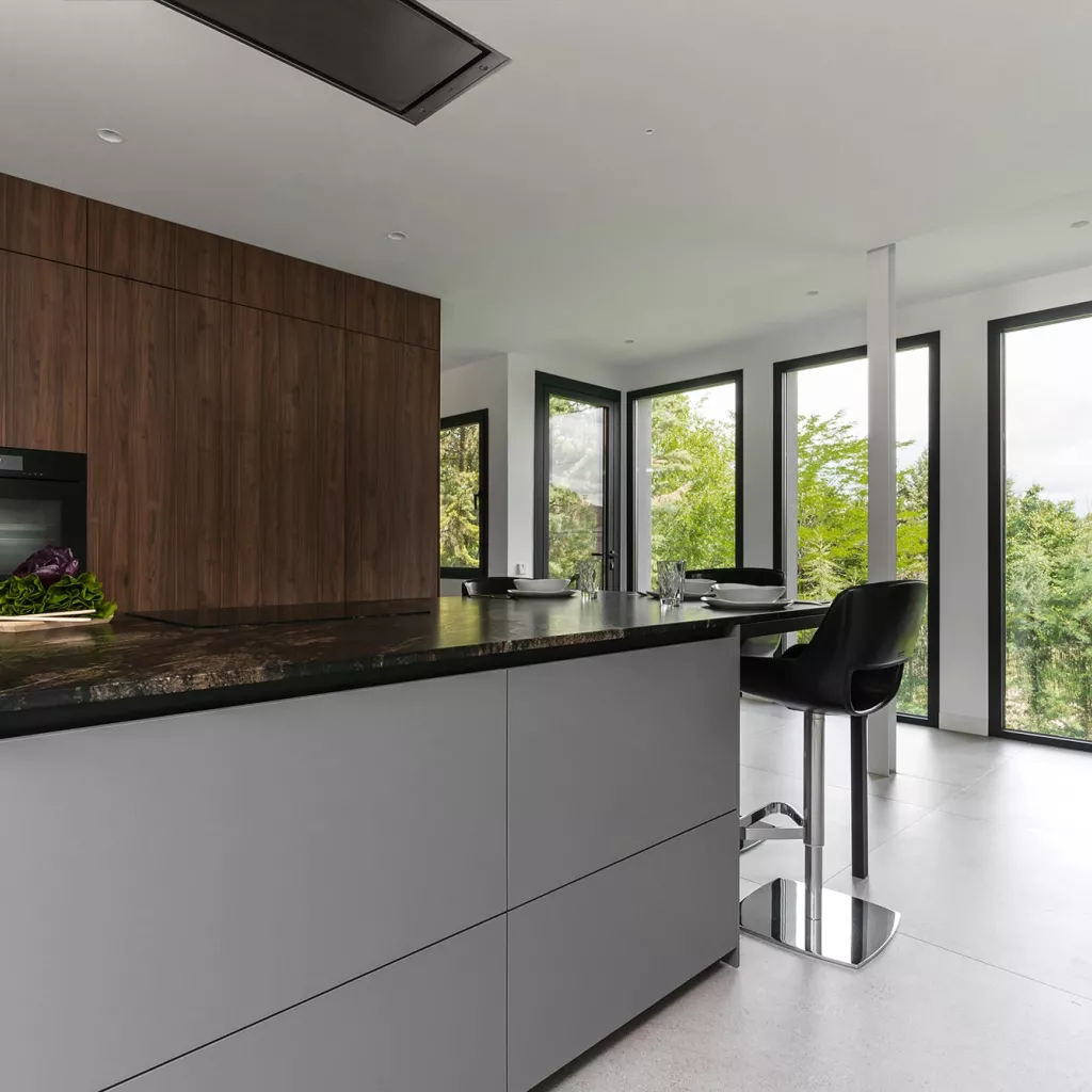 Cocina Santos Plataforma A y E en Gris Visón Seda y Nogal Tierra con isla central