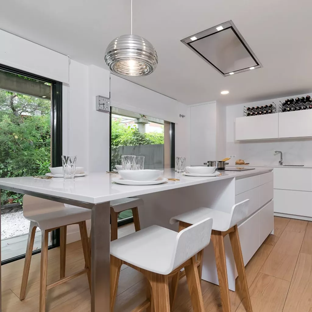 Cocina en color blanco con isla