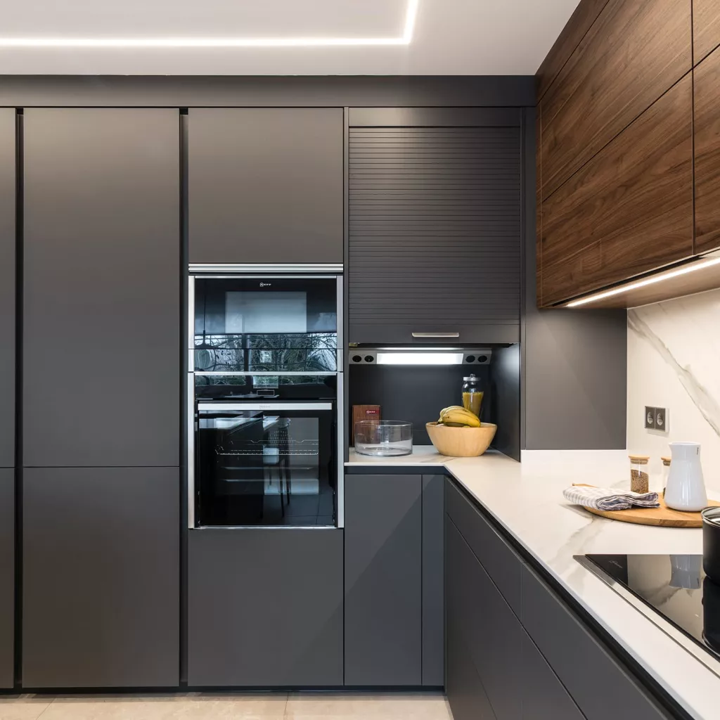 Cocina gris con isla electrodomésticos neff