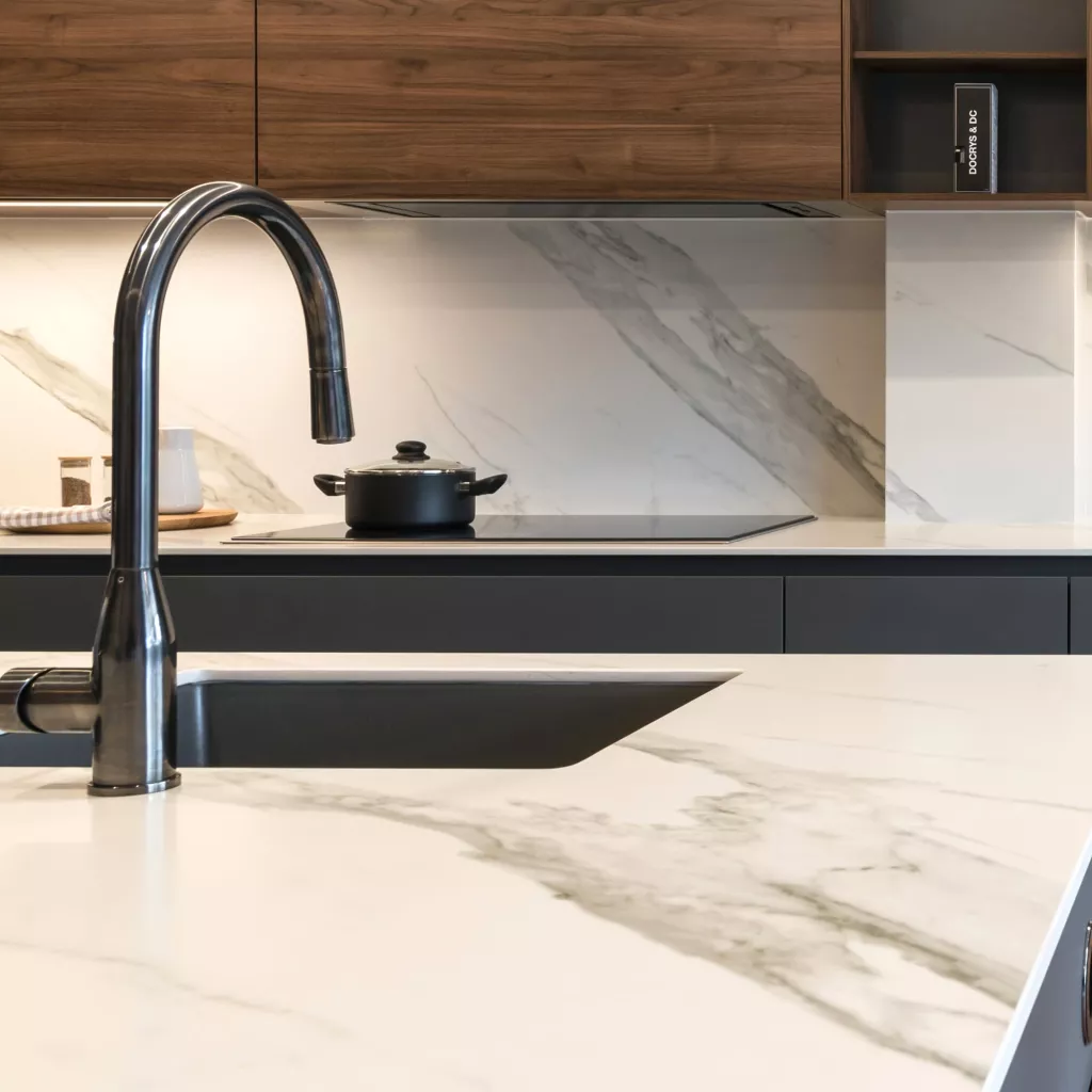 Cocina gris con isla encimera acabado velvet