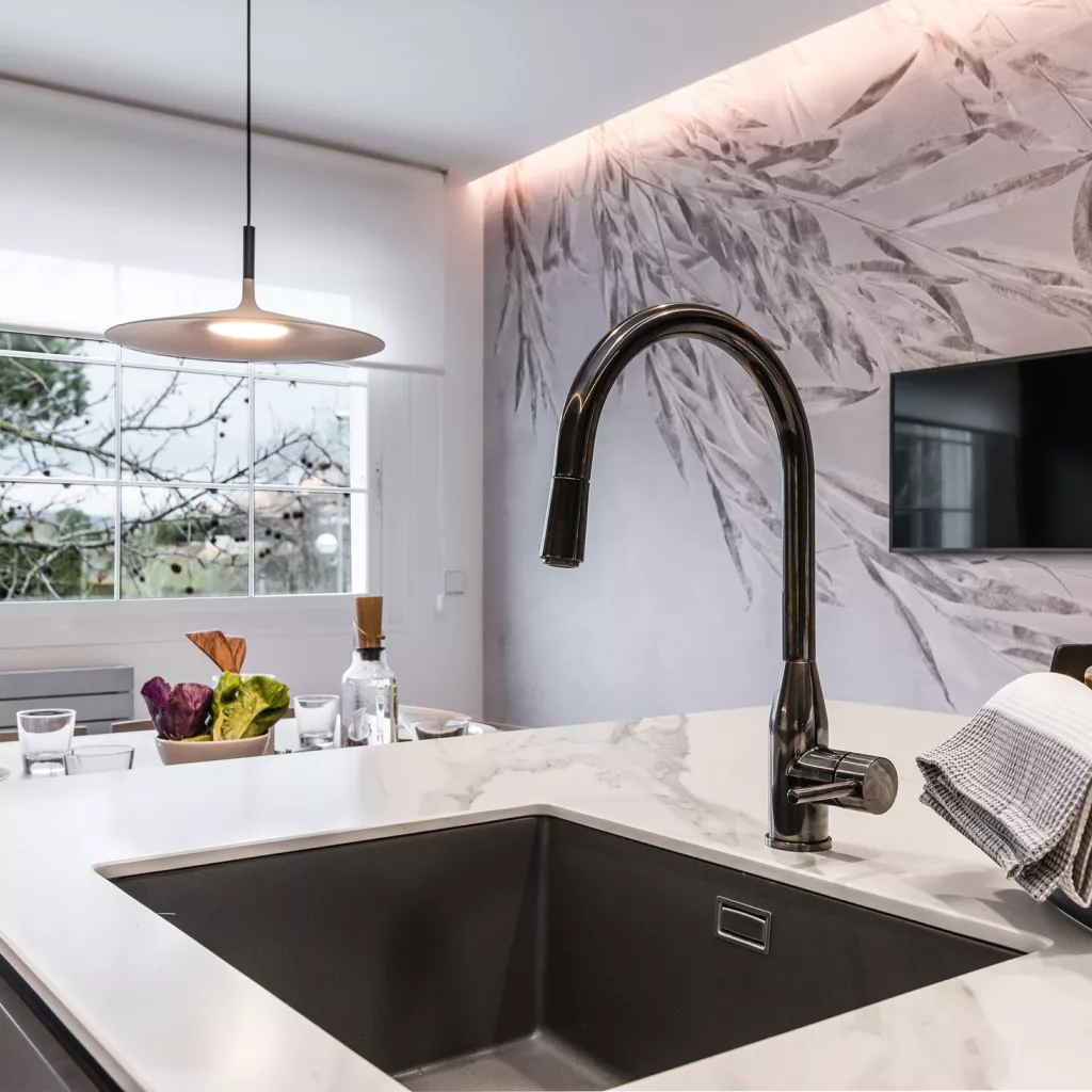 Cocina gris con isla encimera Dekton