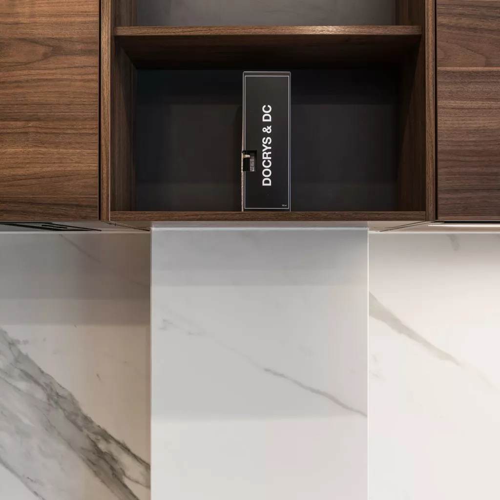 Cocina gris con isla gris antracita nogal tierra