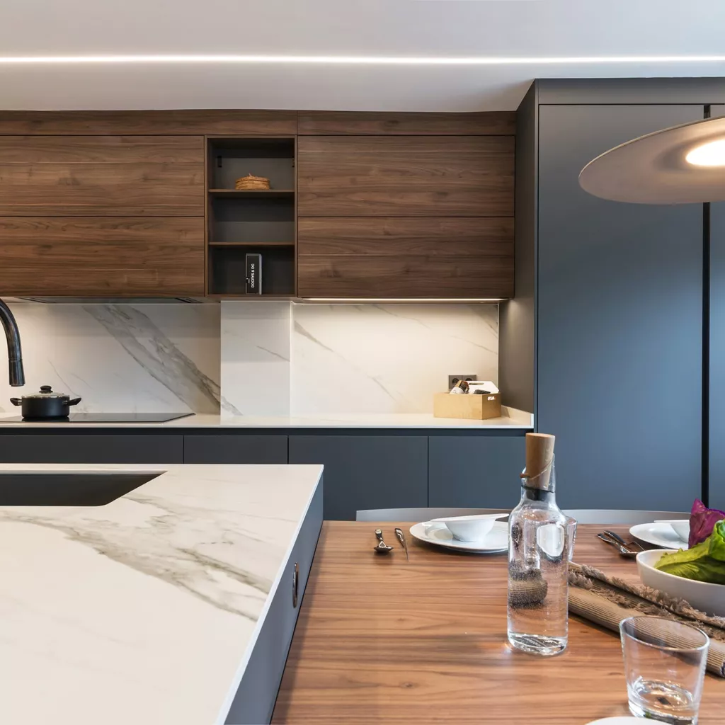 Cocina gris con isla y lámpara Foscarini