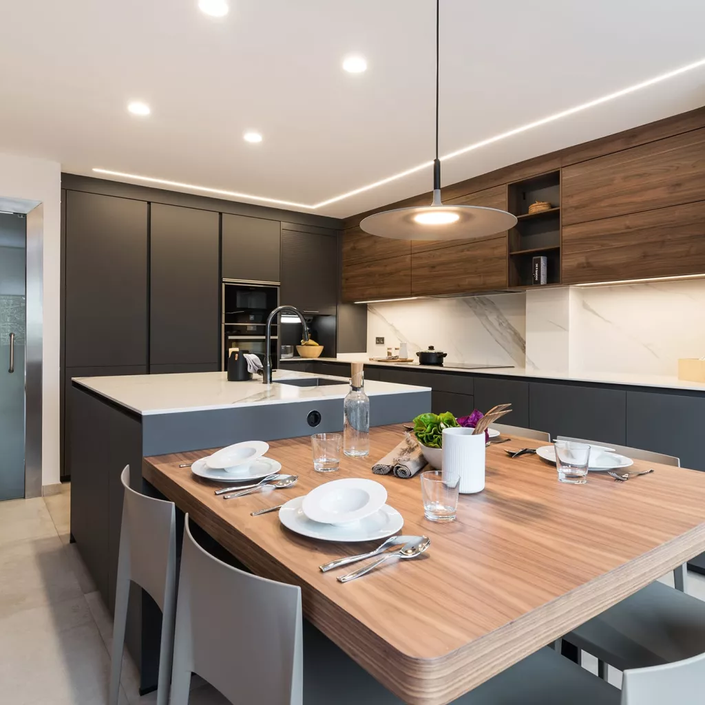 Cocina gris con isla principal