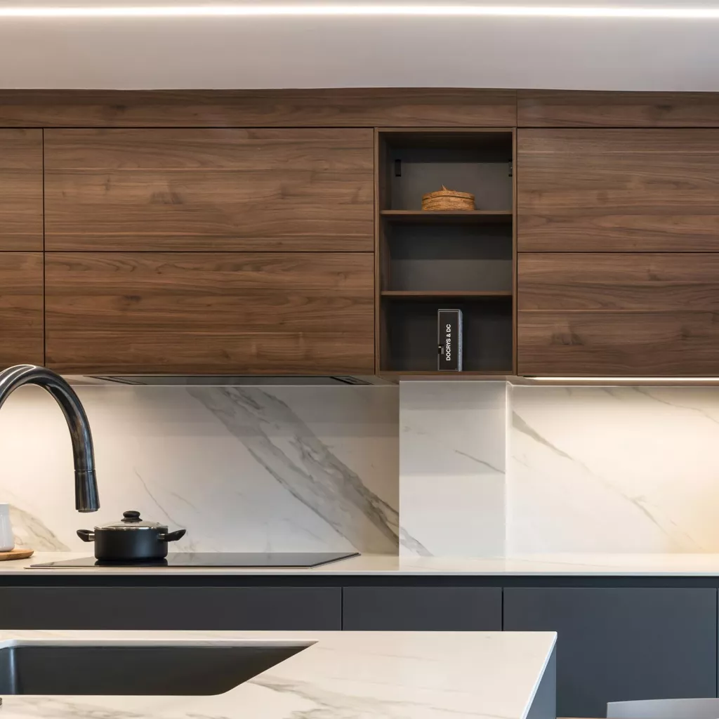 Cocina gris con isla y color nogal