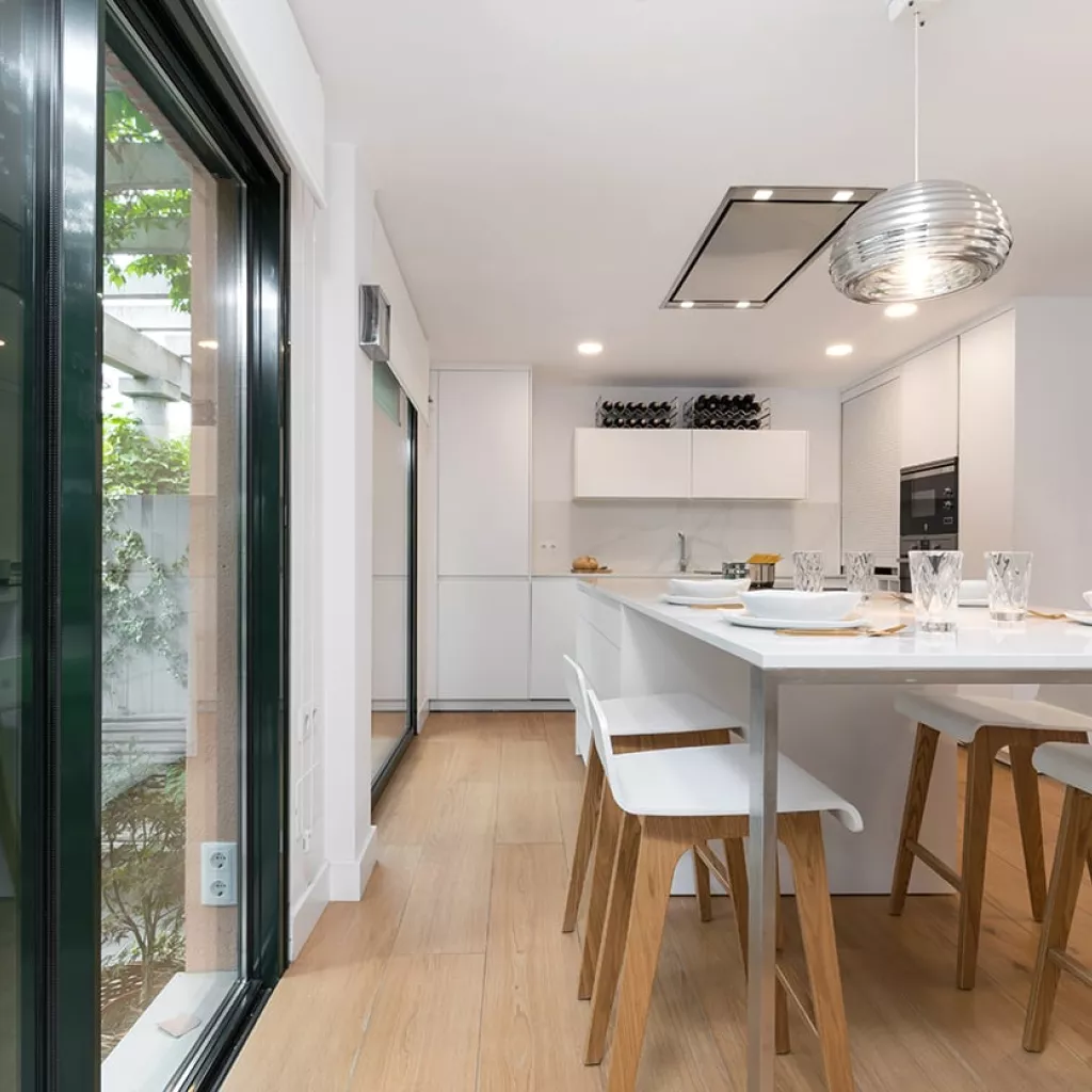 Cocina luminosa en color blanco de Santos