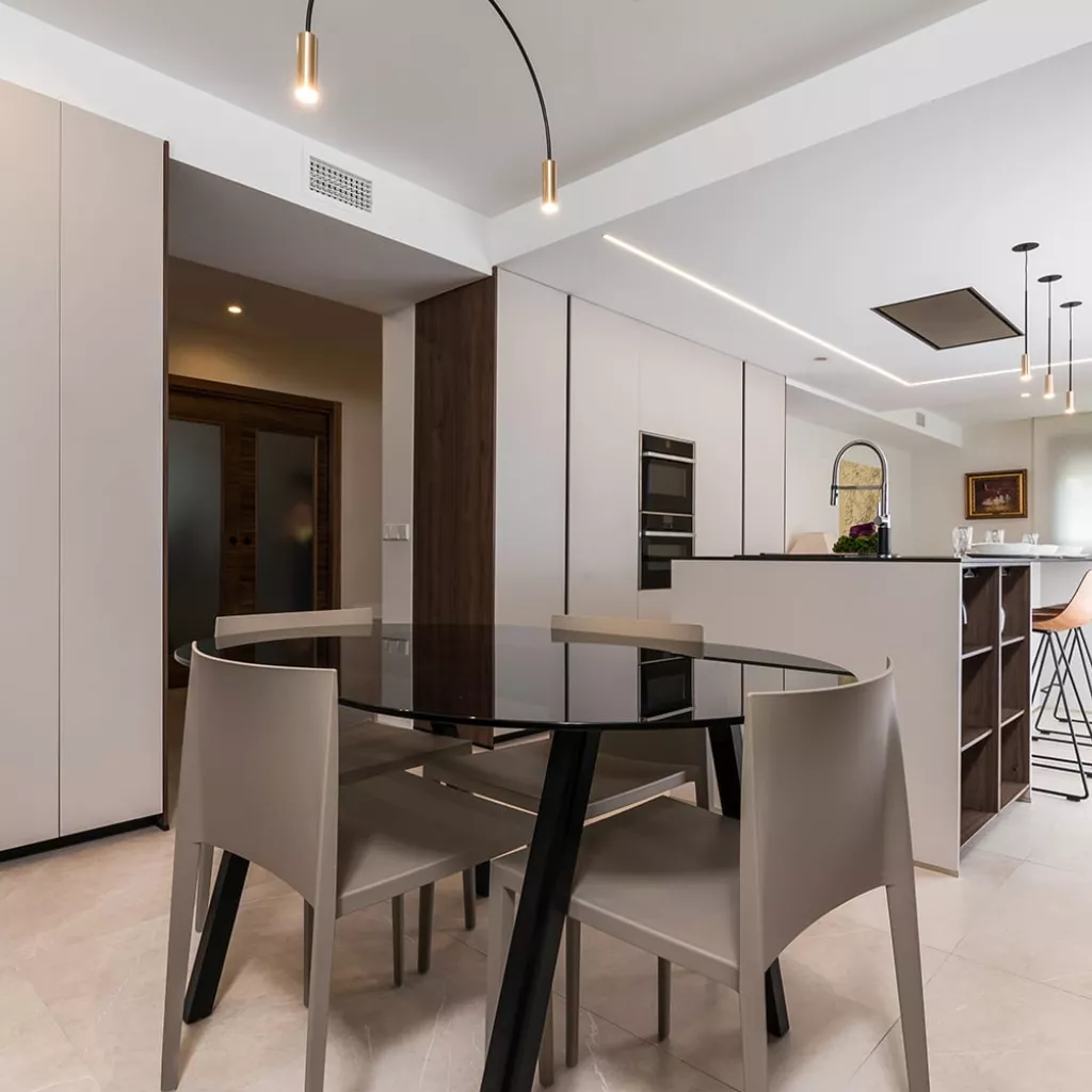 Cocina moderna abierta al salón