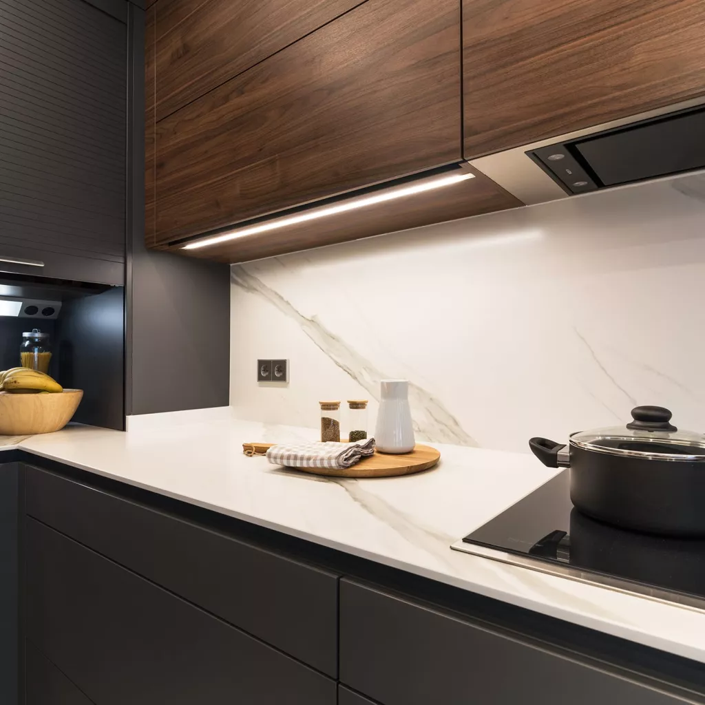 Cocina moderna color gris y nogal