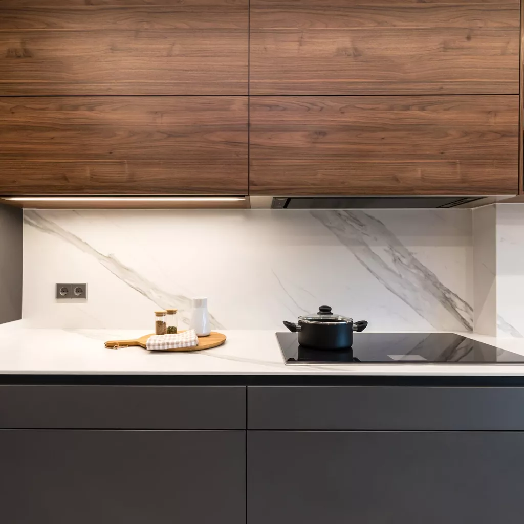 Cocina moderna color gris y nogal