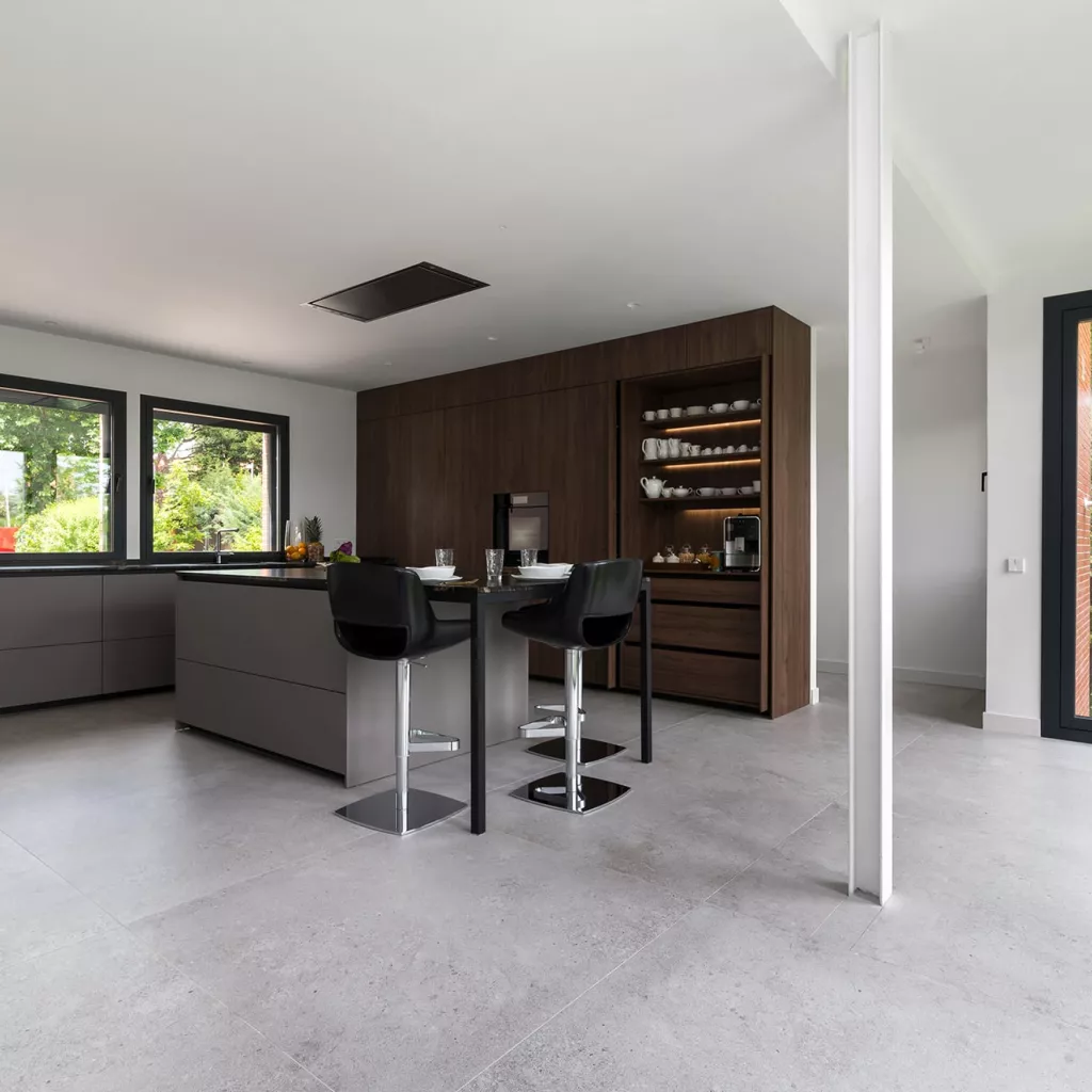 Cocina Santos Plataforma A y E en Gris Visón Seda y Nogal Tierra con isla central