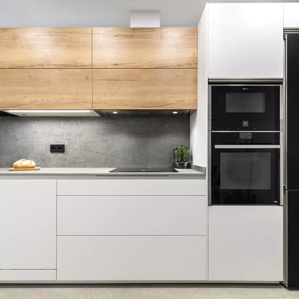 Cocina moderna en color blanco y roble con mobiliario de cocinas Santos