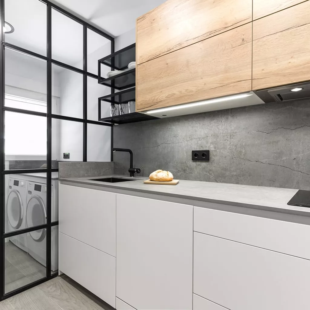 Cocina moderna con puertas correderas y acristaladas