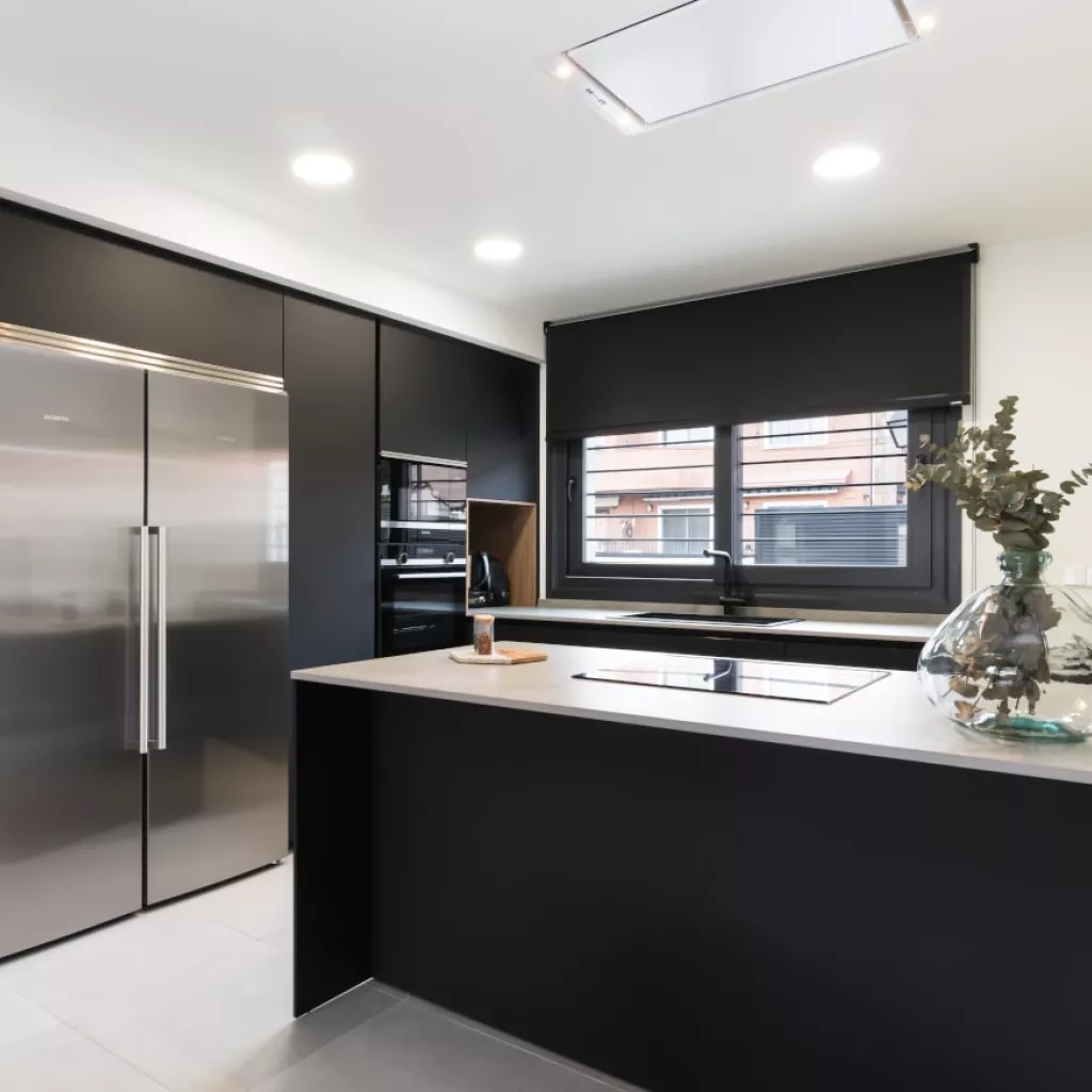 Cocina negra con península