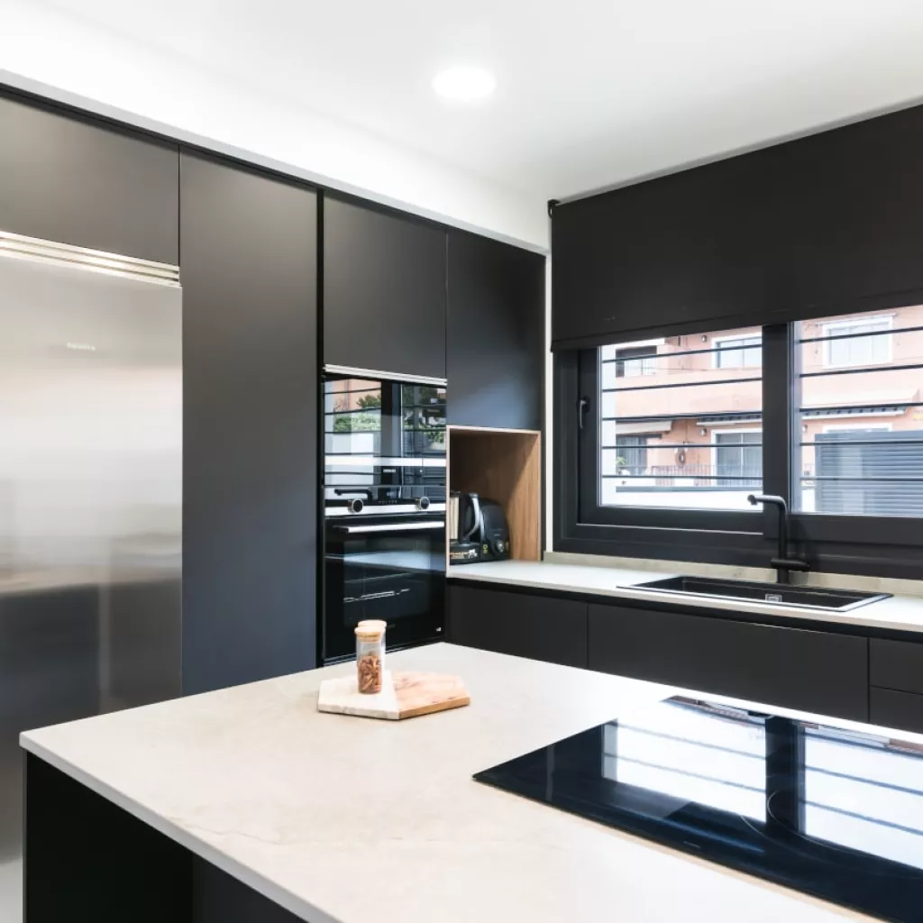 Cocina negra forma L