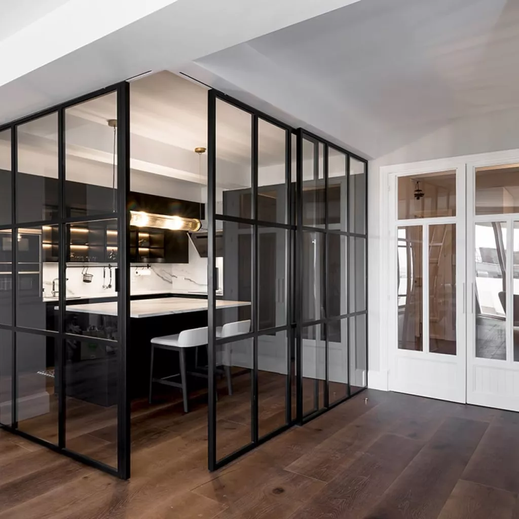 Cocina Santos Negra con Isla y Vitrinas, Cocina Acristalada